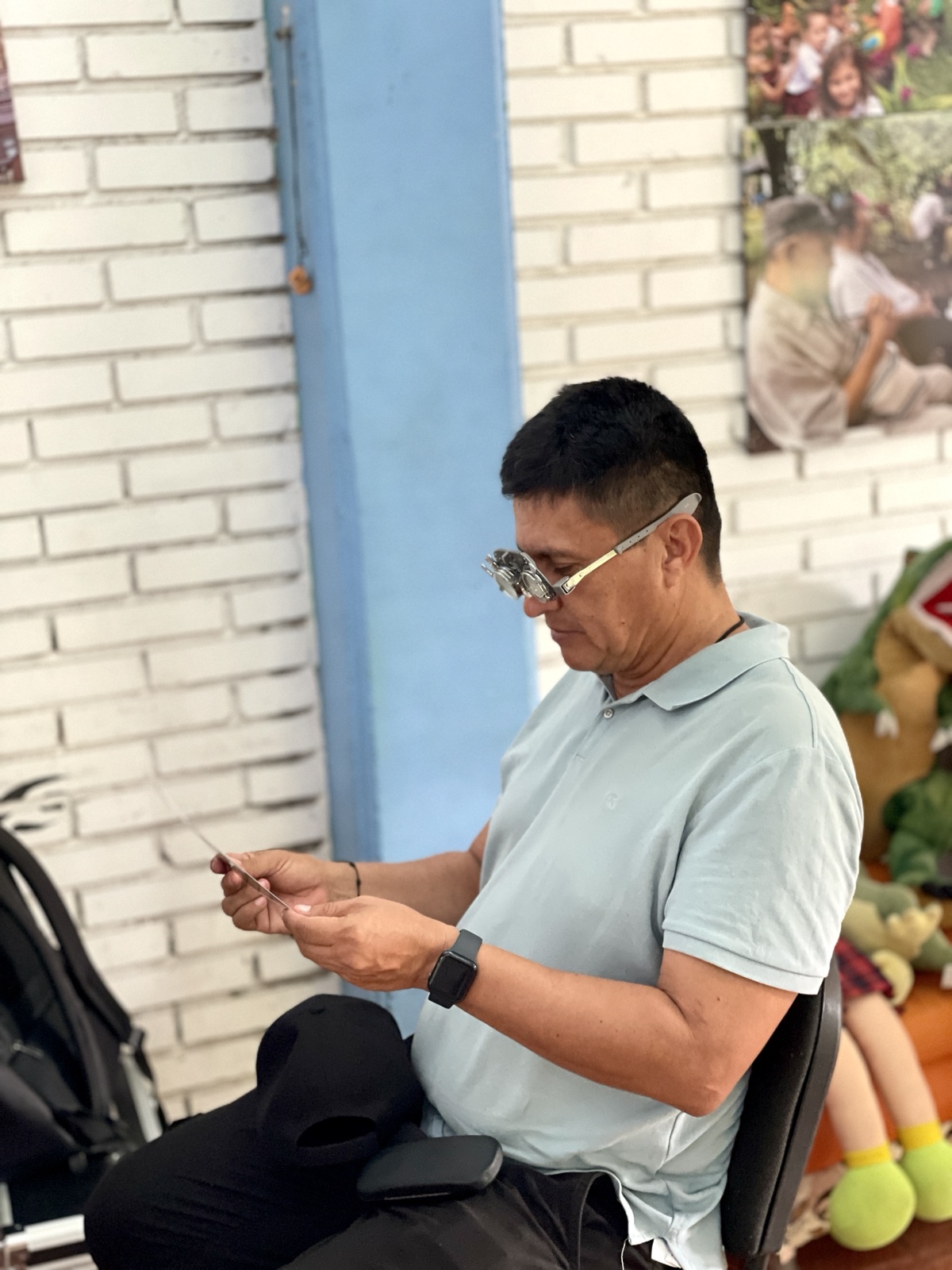 Colaborador usando equipo de prueba visual durante una brigada