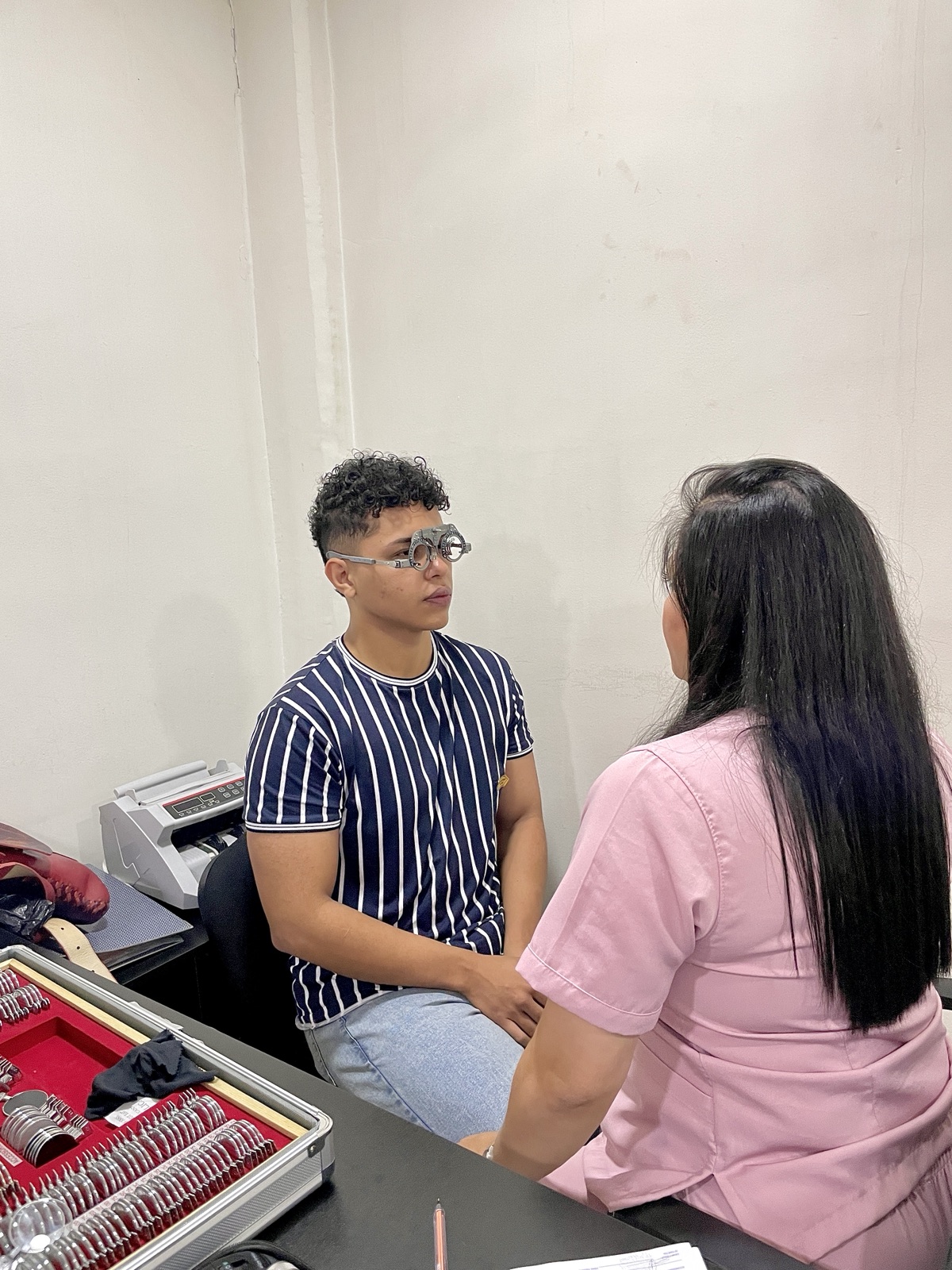 Colaborador en valoración visual con equipo de prueba