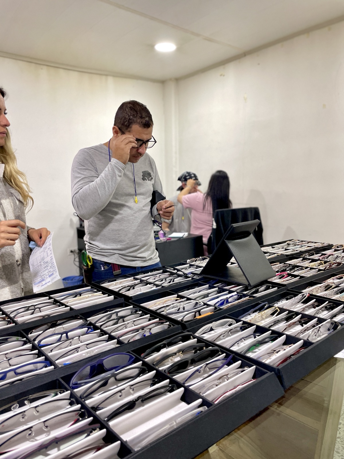 Colaboradores eligiendo monturas durante una jornada visual