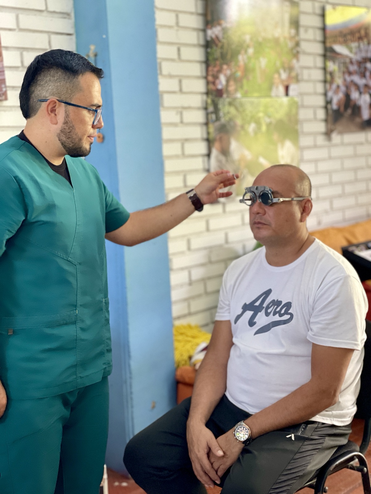 Optómetra realizando valoración visual durante una brigada empresarial