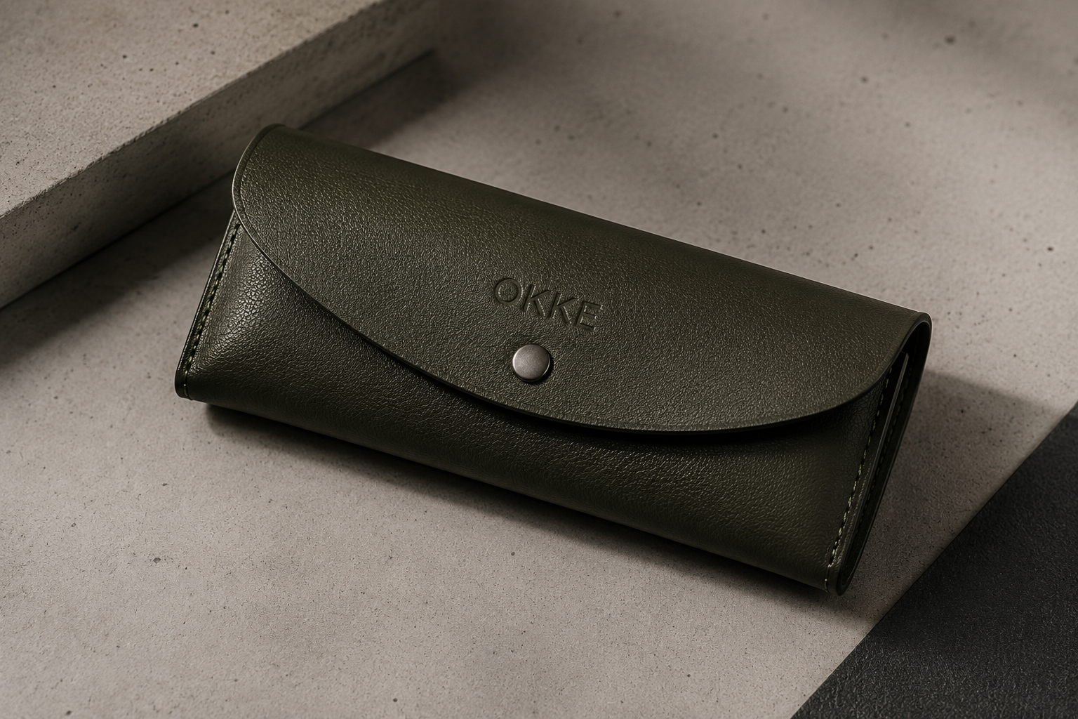 Estuche OKKE oliva sobre superficie mineral