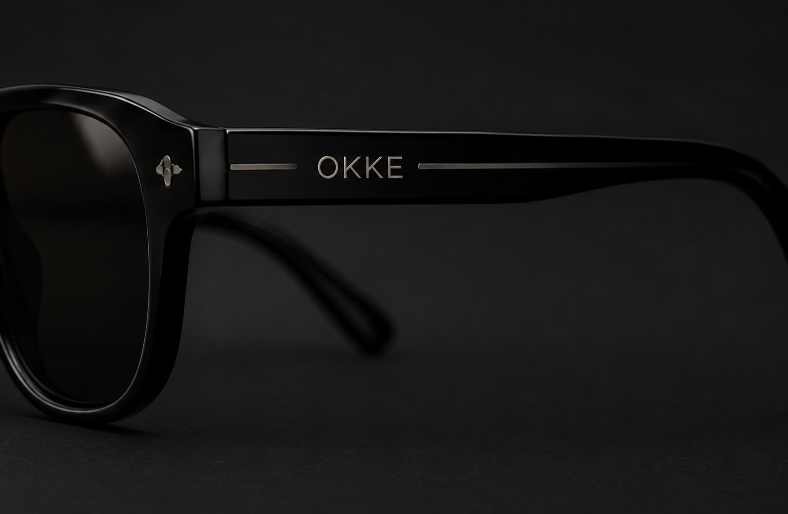Gafas OKKE negras con detalle de marca en la varilla
